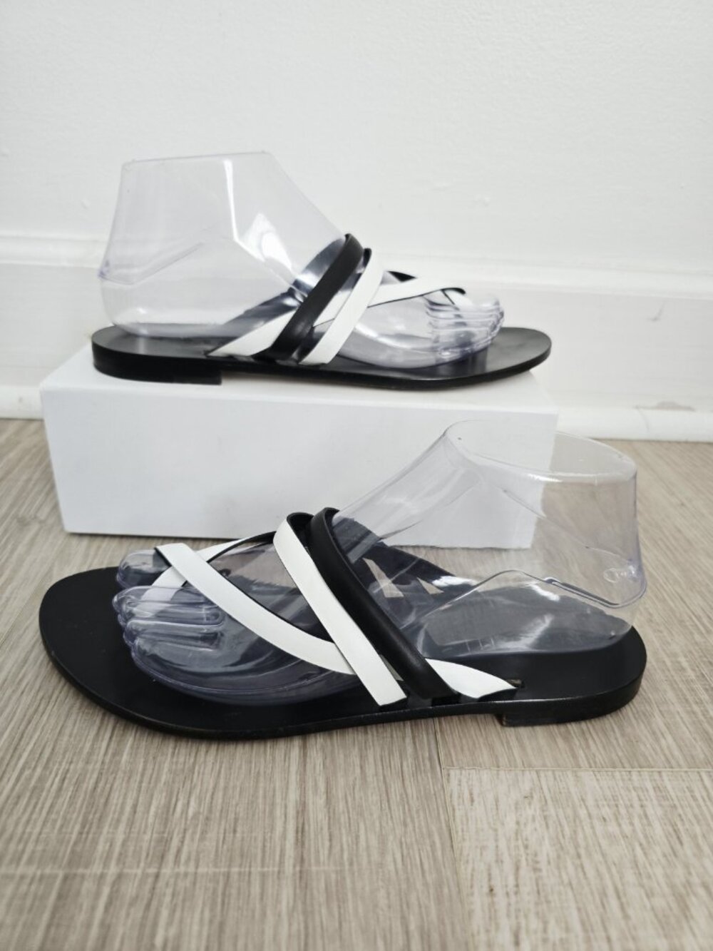 M. GEMI Asymmetric Black White Slide Sandals Toe Loop Leather Strappy 7.5 38
